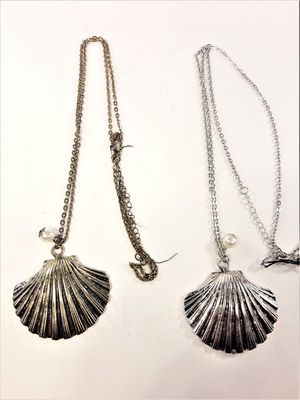 Halsband med snäcka i metall i guld eller silverfärg
