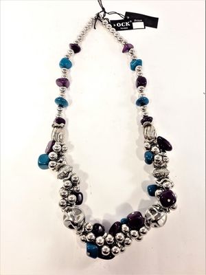 Kraftigt halsband med silverfärgade, turkosa och lila detaljer