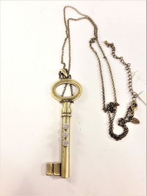 Halsband med nyckel hänge och glittrande stenar guldfärg