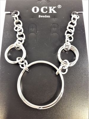 Halsband med silverfärgade ringar i olika storlek