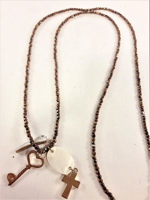 Långt halsband med små pärlor och hänge med guldfärgade detaljer