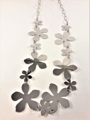 Halskedja med silverfärgade blommor