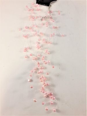 Flerradigt halsband med dekorationer i rosa