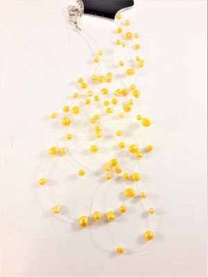Flerradigt halsband med dekorationer i gult