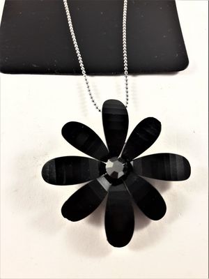 Halsband med Blomma och Gnistrande Sten Svart