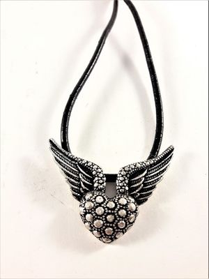 Halsband med läderrem och hänge med hjärta och vingar