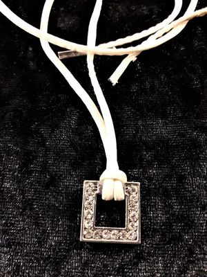 Läderhalsband med strasshänge, vit