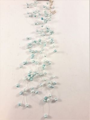Flerradigt halsband med dekorationer i blått