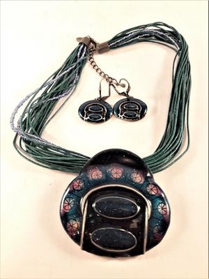 Flerradigt halsband i grönt med matchande örhängen