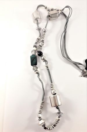 Långt halsband med många fina detaljer, silverfärg