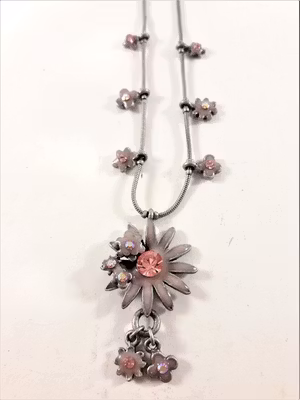 Sött halsband med rosa blommor prydda med gnistrande strass