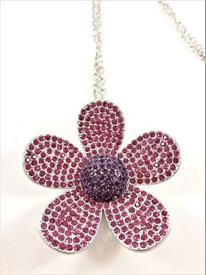 Halskedja med stor glittrande blomma som hänge, lila