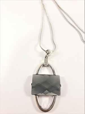 Halskedja med stor blå sten, rhodium och strass