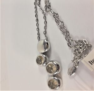 Halskedja med silverfärgade detaljer med gnistrande stenar och rhodium