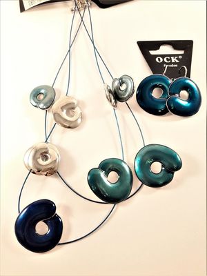 Tvåradigt halsband med detaljer i blått samt matchande örhängen