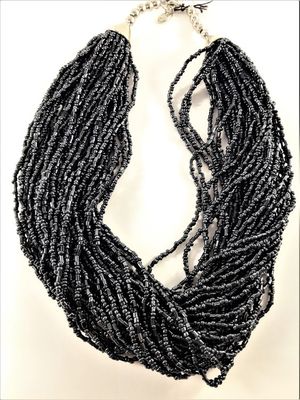Flerradigt halsband med små, grå pärlor