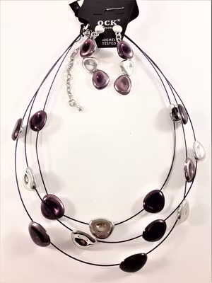 Flerradigt halsband med detaljer i lila och silverfärg samt matchande örhängen