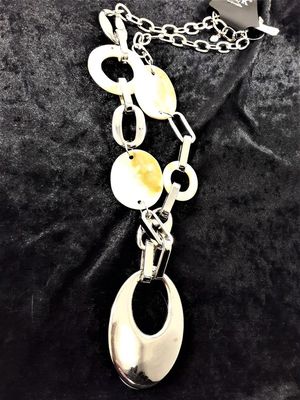Halsband med snäckskal och länkar samt stor silverfärgad oval