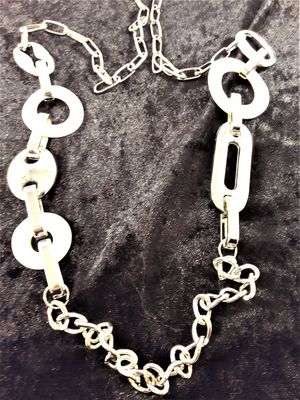 Halsband med Snäckskal och Länkar Silverfärg