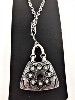Halsband med Väskformat Hänge och Glittrande Stenar Silverfärg