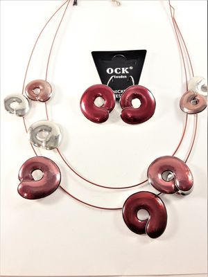 Tvåradigt halsband med detaljer i rött samt matchande örhängen