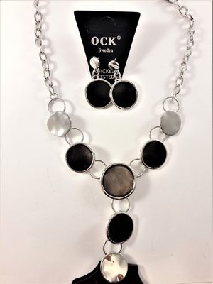 Halsband med fina detaljer och strass med matchande örhängen, svart