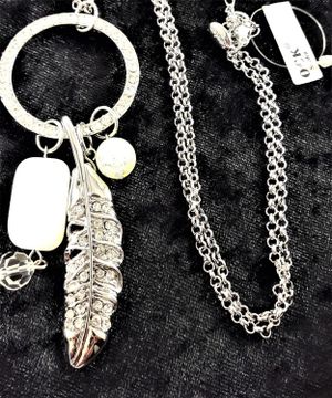 Halskedja med flera silverfärgade detaljer med gnistrande strass