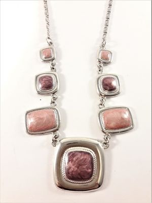 Halsband med detaljer i rosa