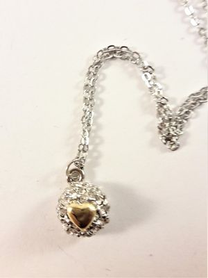 Halsband med litet hjärta på strassboll silver och guldfärg