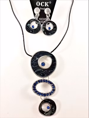 Halsband med strass och blå detaljer samt matchande örhängen