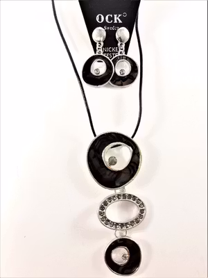 Halsband med strass och svarta detaljer samt matchande örhängen