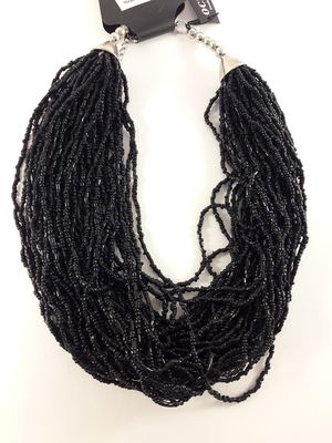 Flerradigt halsband med små, grå pärlor