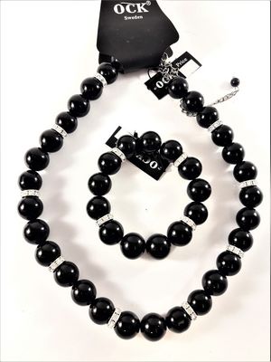 Halsband med svarta kulor och strass med matchande armband
