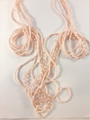 Långt flerradigt halsband med små kulor och detaljer aprikosfärg
