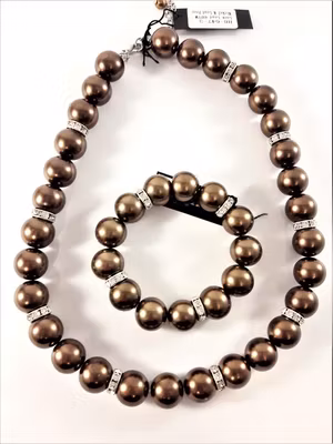 Halsband med bruna kulor och strass med matchande armband