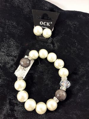 Armband med vita kulor och strass med matchande örhängen