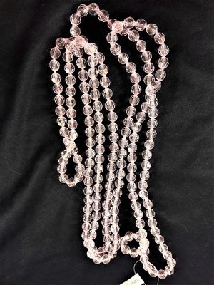 Långt halsband med plastpärlor i rosa