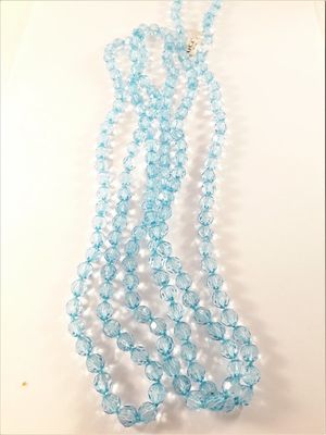Långt halsband med plastpärlor i blått