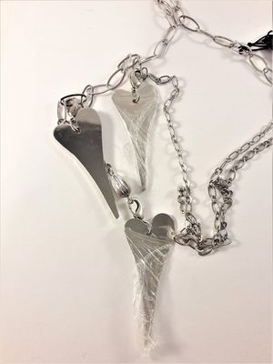 Långt halsband med 3 hjärtan i silverfärg