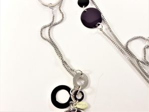 Halsband med detaljer i silverfärg och lila