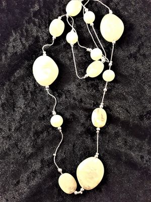 Halsband med stenar i vit