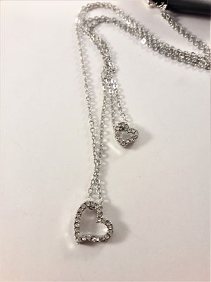 Sött halsband med dubbelkedja och två hjärtan med strass