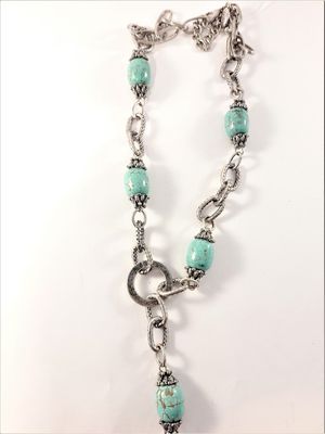 Halsband med melerade turkosa ovaler och i silverfärgade länkar