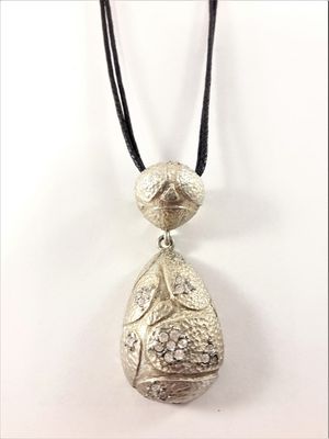 Halsband med strassprytt hänge i ljusfärg