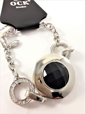 Kraftigt armband med berlock med svart sten och ringar med strass och rodium