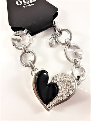Armband med berlock med svart hjärta, silverfärgade hjärtan och strass och rhodium
