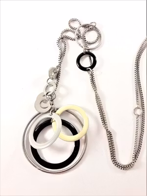 Halsband med detaljer i silverfärg och vit