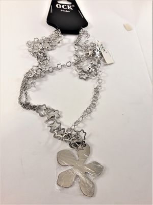 Halsband med stjärnor och blomma som hänge i silverfärg