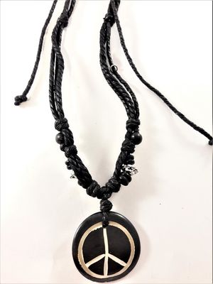 Halsband med läderrem och peacemärke i svart