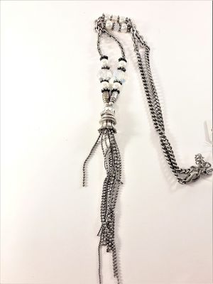 Halsband med detaljer i silverfärg och kulor i vitt